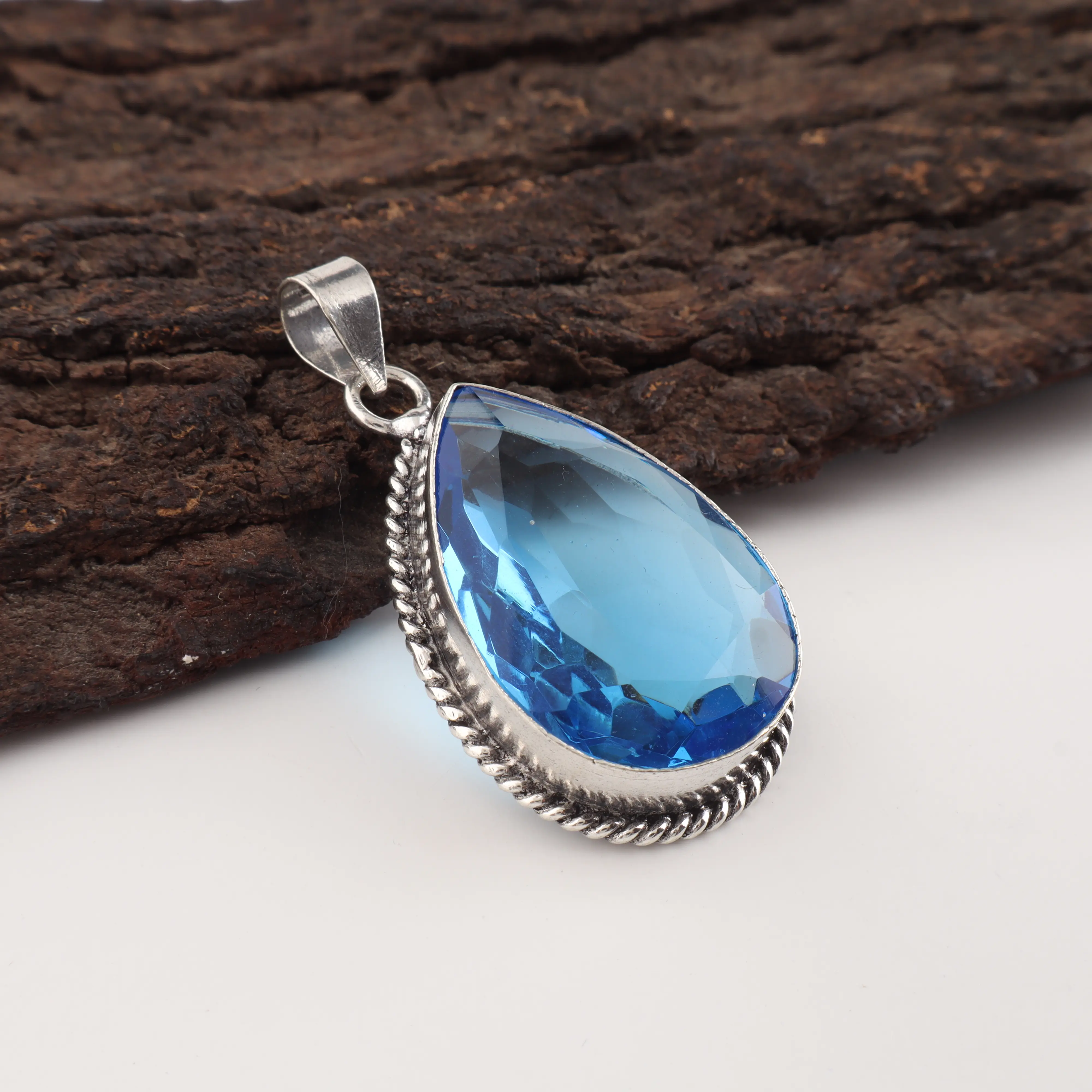 Tanzanite pendant in 925 sterling silver featuring a blue-violet gemstone design