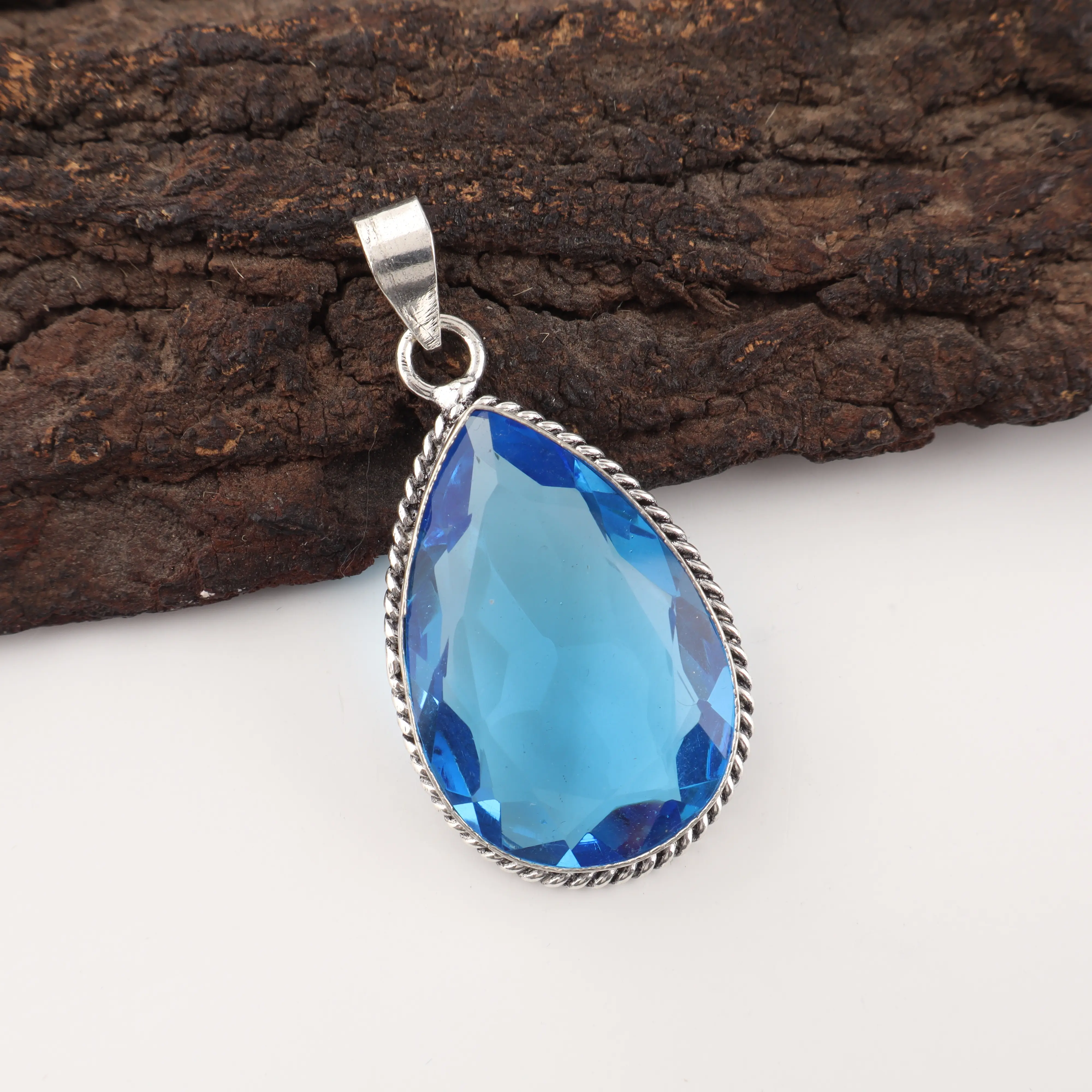 Tanzanite pendant in 925 sterling silver featuring a blue-violet gemstone design