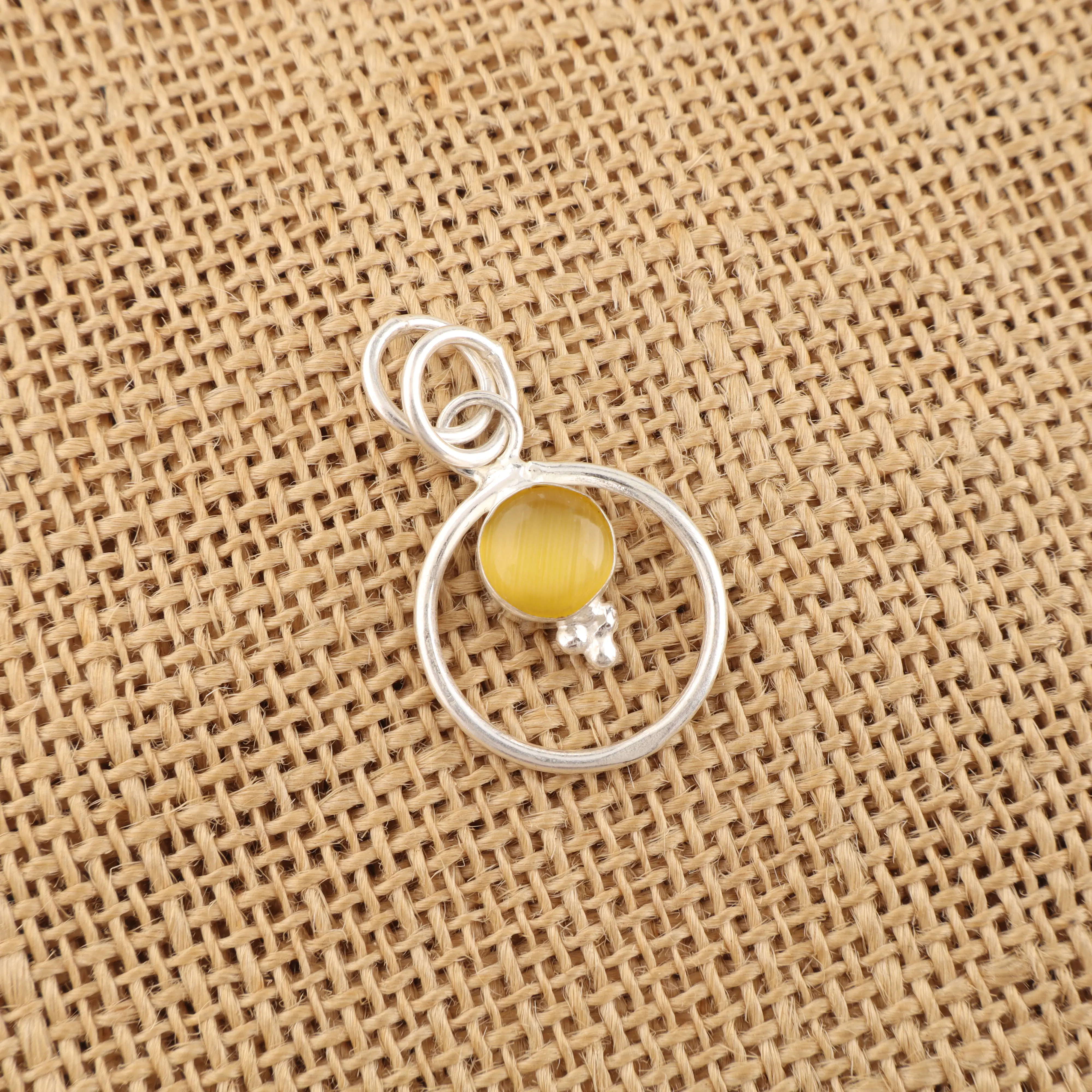 Handmade Yellow Cat's Eye Chrysoberyl Pendant in 925 sterling silver featuring a golden-yellow gemstone with a luminous cat's eye effect.