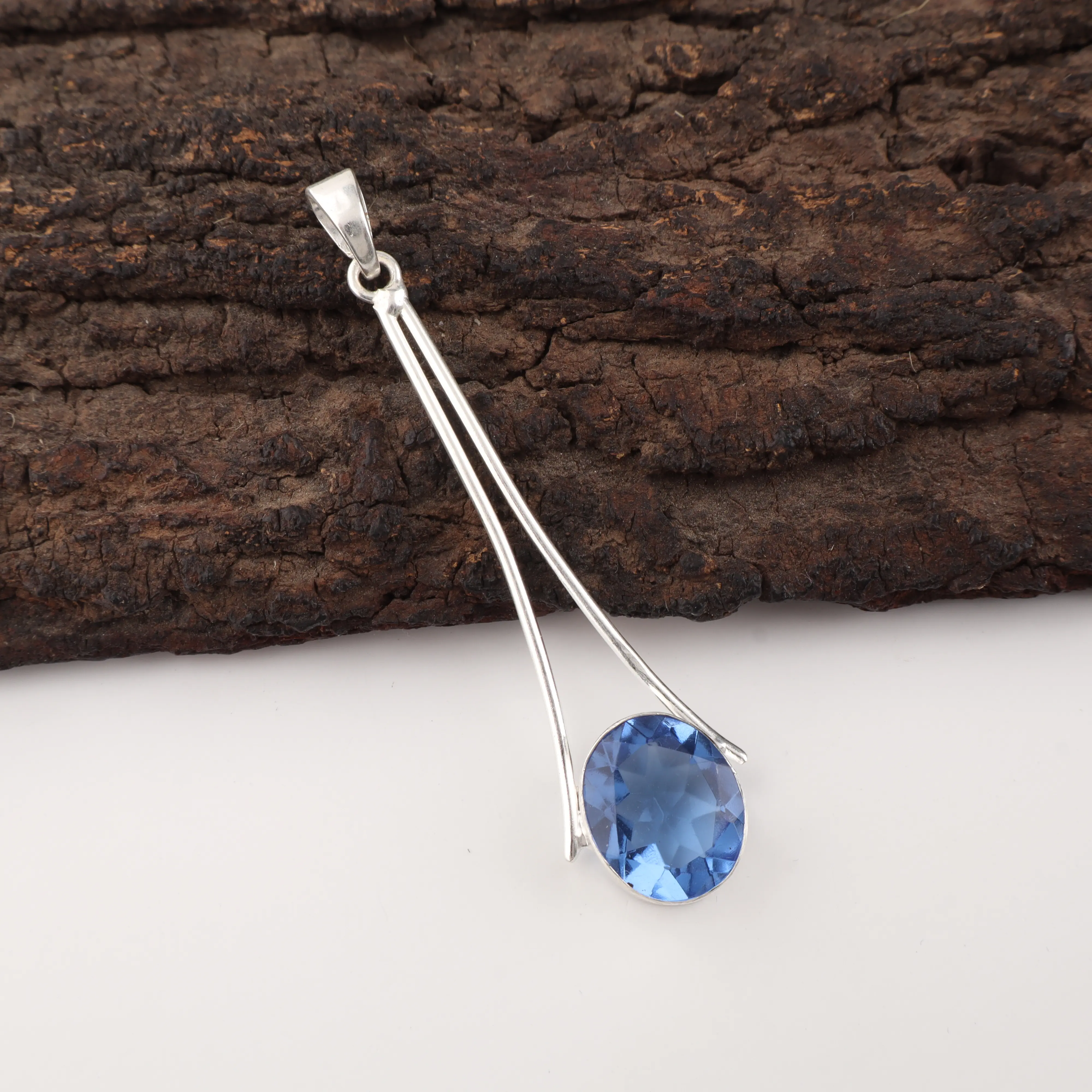 Tanzanite pendant with blue violet gemstone in elegant handcrafted setting